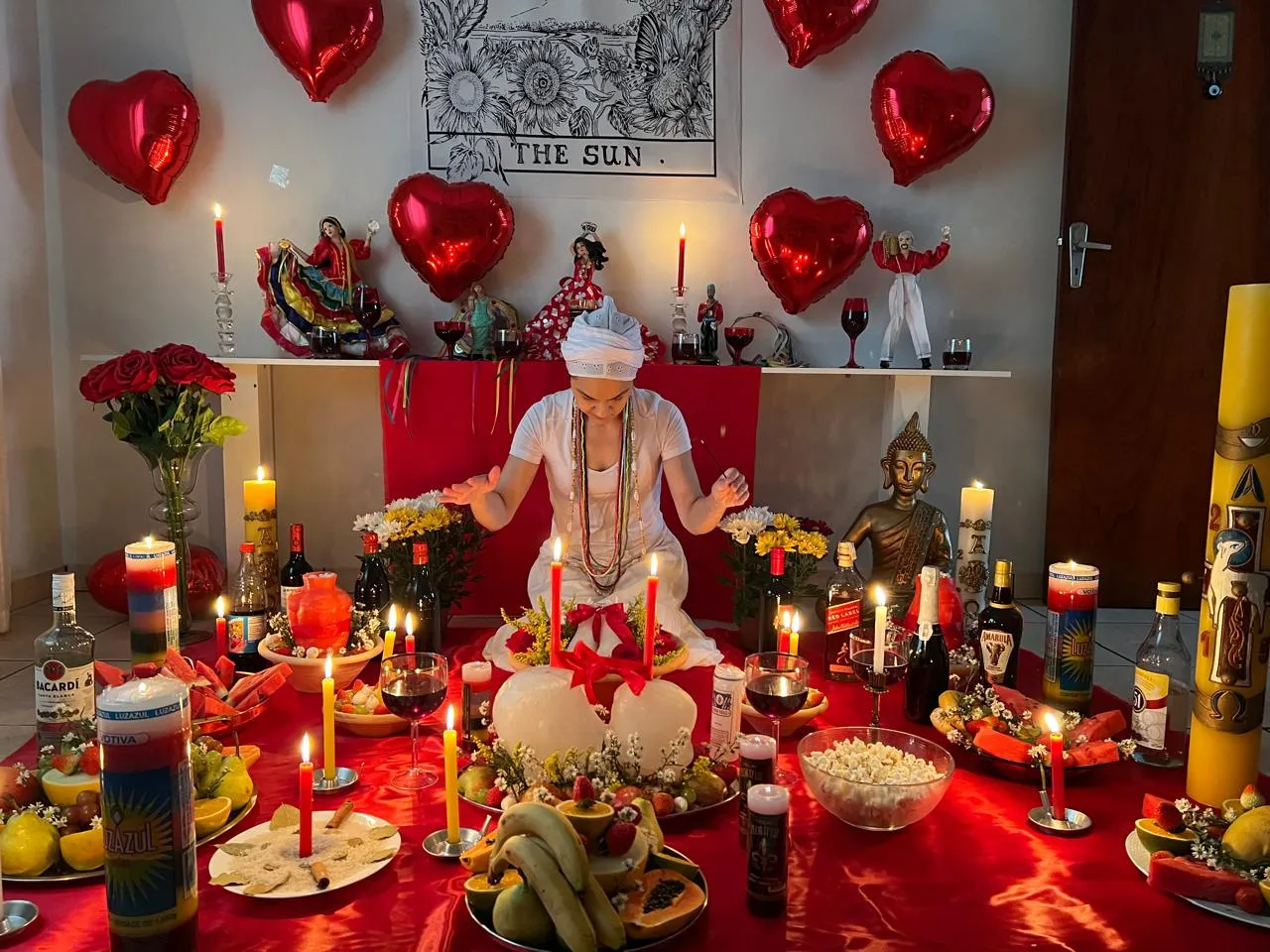 Mãe de Santo Andreia realizando consultas espirituais com búzios e cartas